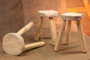 Holzhocker rund mit Sitzmulde ( Esche/ Buche/ Kiefer )