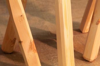 Holzhocker rund mit Sitzmulde ( Esche/ Buche/ Kiefer )