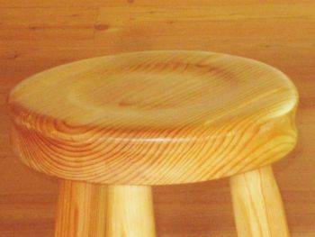 Holzhocker rund mit Sitzmulde ( Esche/ Buche/ Kiefer )