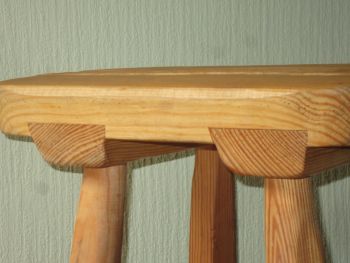 Holzhocker schwer mit großer Sitzfläche ( märkische Kiefer )